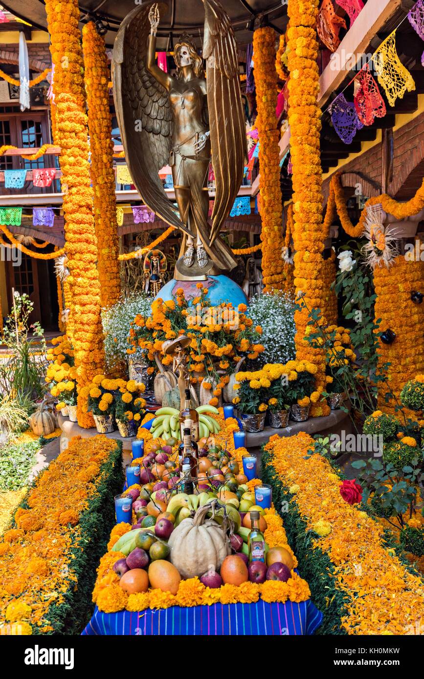 Un Santuario Y Ofrendas En El Patio Central De La Casa De La Santa