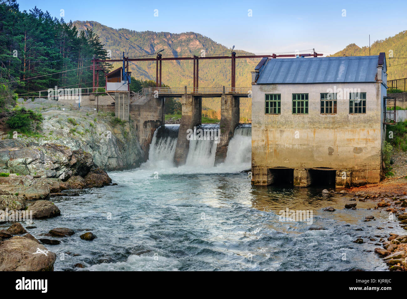 Antigua estación de energía hidroeléctrica en el río Chemal Chemal