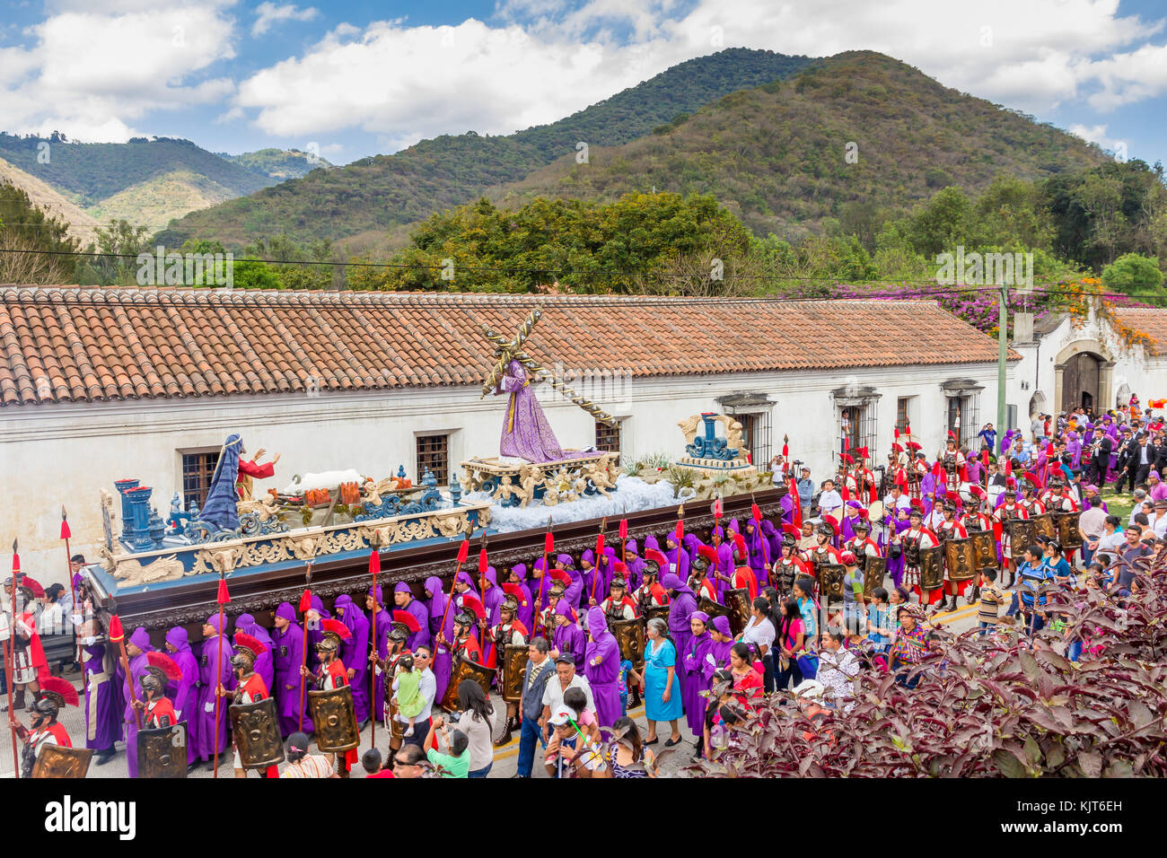 Procesion tradicional en antigua guatemala fotografías e imágenes de