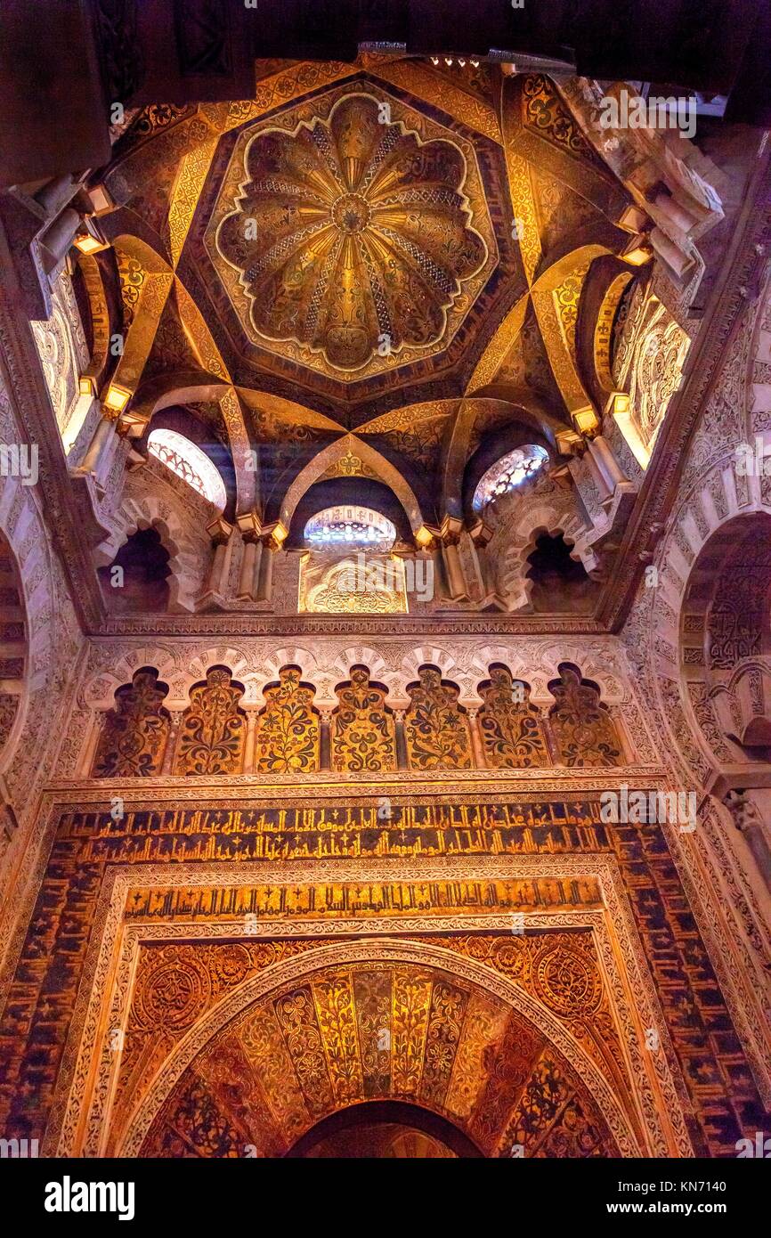 Mihrab musulmán Islam nicho de oración cúpula dorada Arcos Mezquita