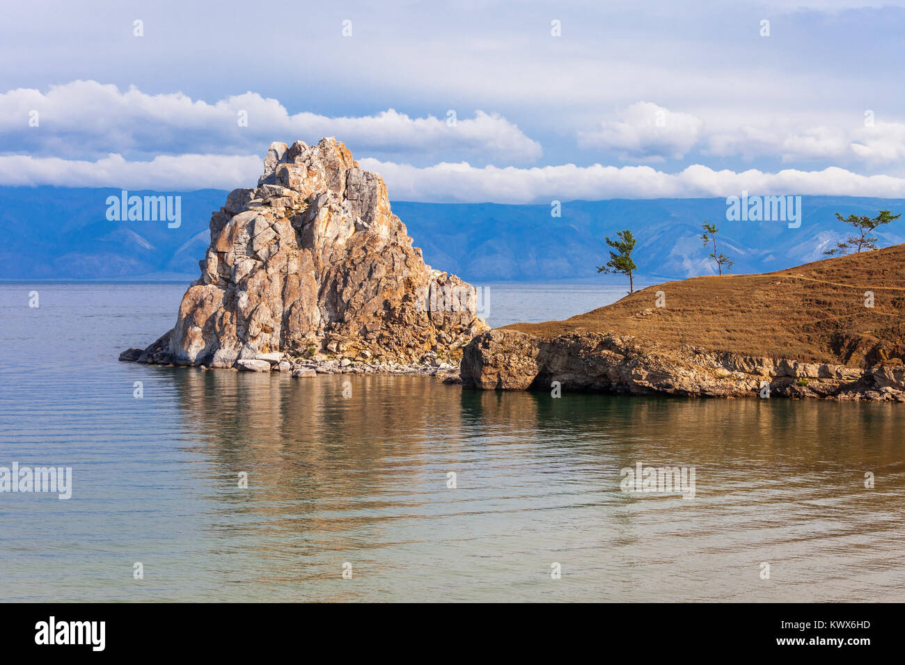 Shamanka Chamanes Rock Sobre El Lago Baikal Cerca A La Isla Olkhon