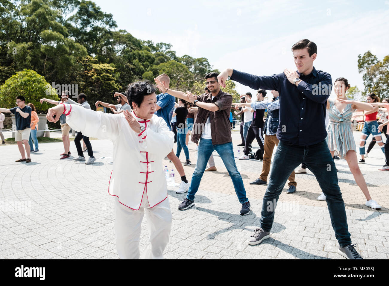 Marzo 13 2018 Los Turistas Practicar Tai Chi En El Big Buddha En La