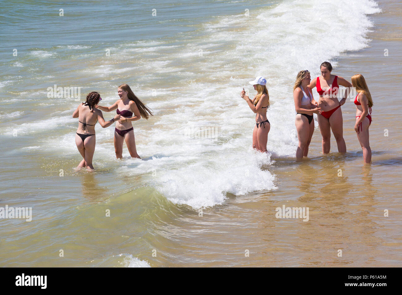 Mujer Quit Ndose El Bikini Fotograf As E Im Genes De Alta Resoluci N