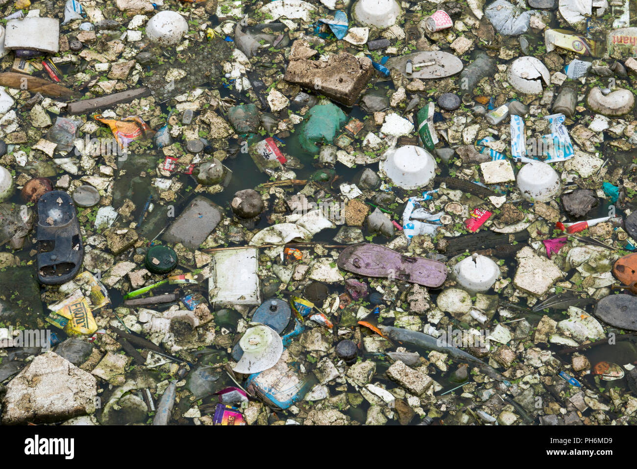 Bolsas de plástico botellas poliestireno y otra basura contamina el