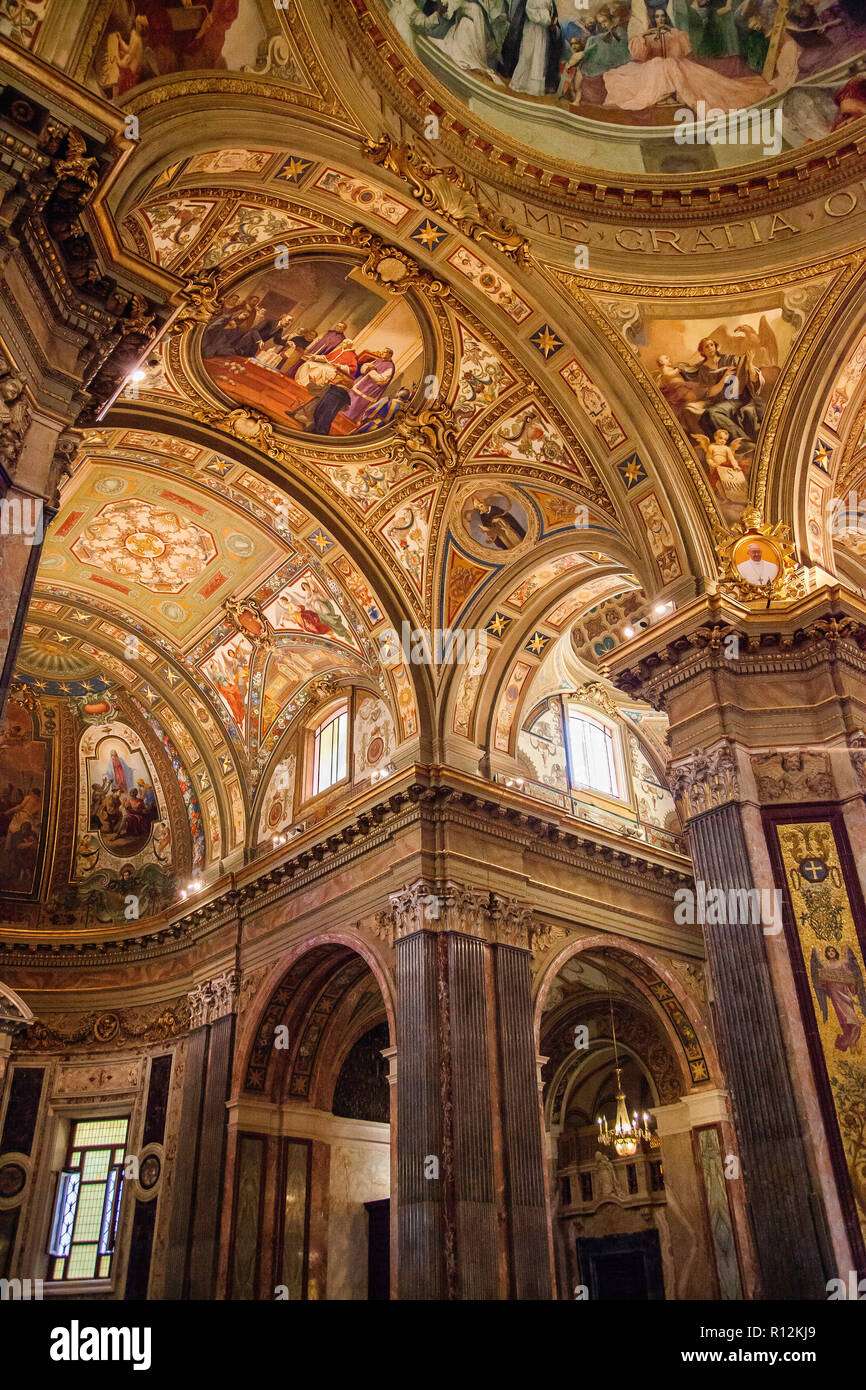 Dentro del Santuario de Nuestra Señora del Rosario de Pompeya Campania