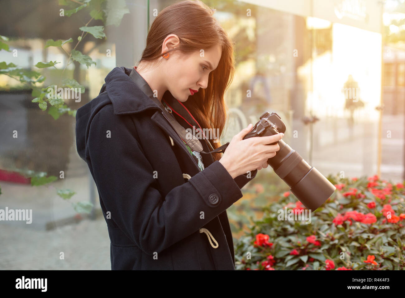 Retrato De Mujer Profesional Fot Grafo En La Calle Fotografiando En Una