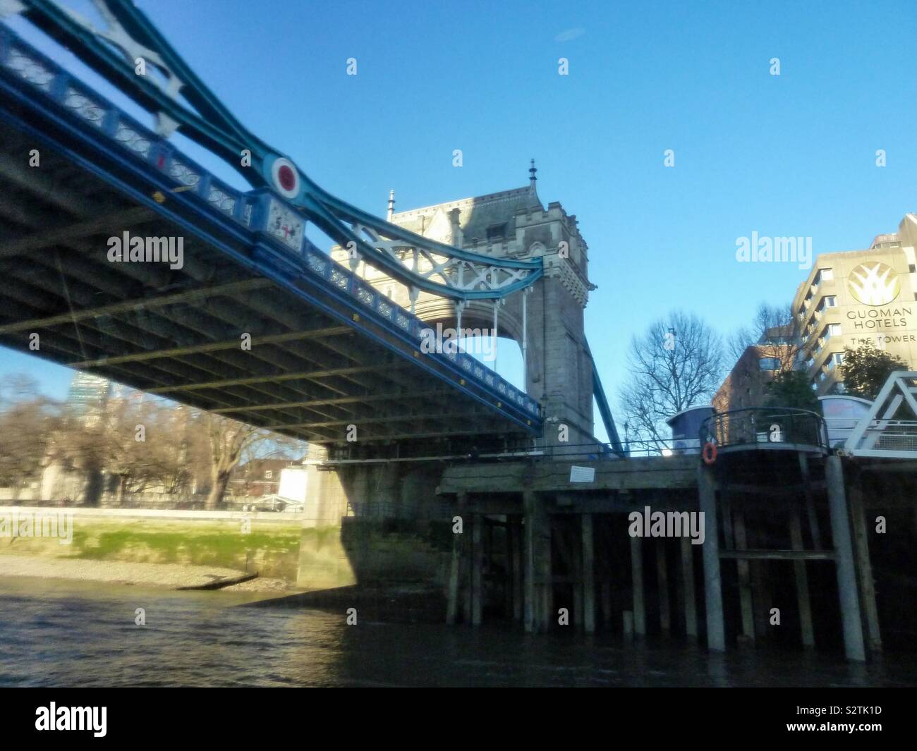 Bajo El Puente De La Torre Fotograf As E Im Genes De Alta Resoluci N