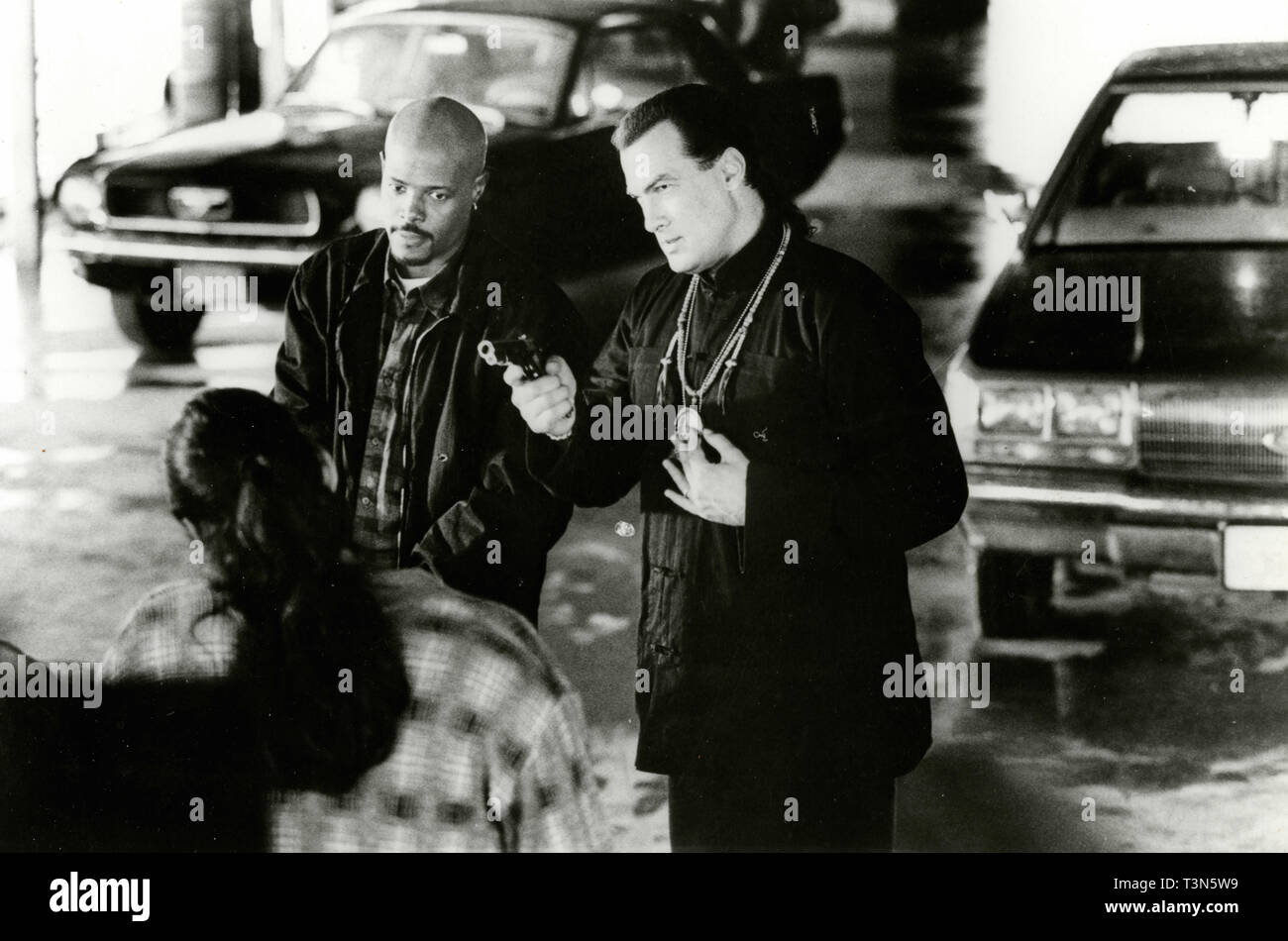 Actores Keenen Ivory Wayans y Steven Seagal en la película The Glimmer