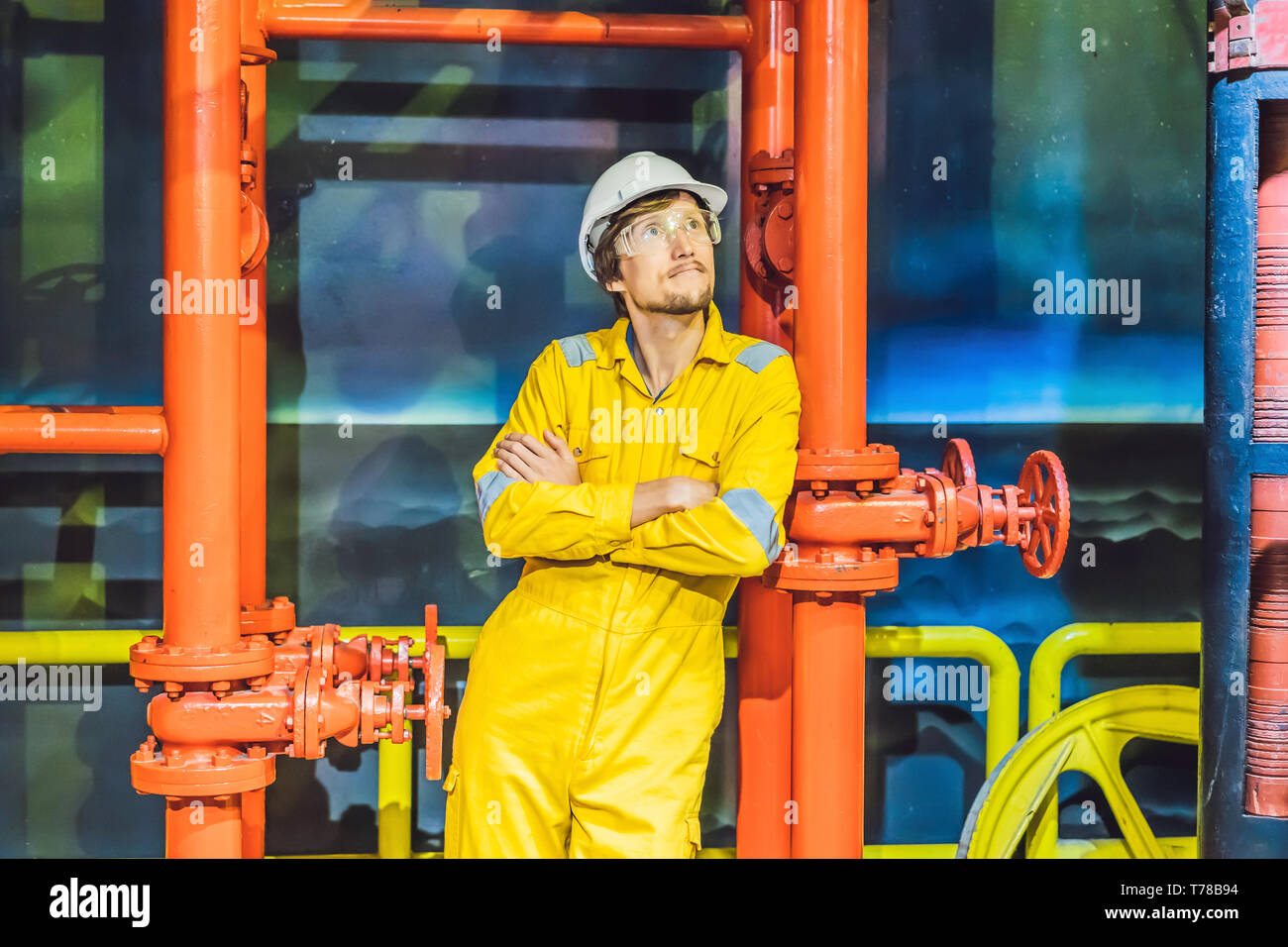 Joven En Un Amarillo Uniforme De Trabajo Gafas Y Casco En Entorno