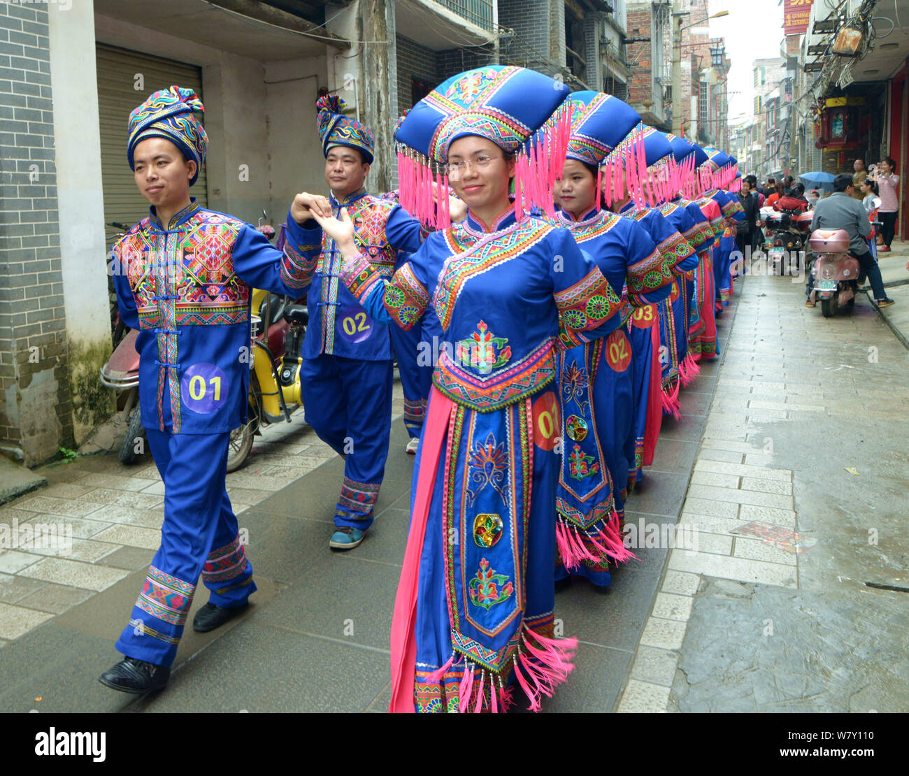 Las Parejas De Etnia Zhuang Chino Vestidas En Trajes Tradicionales Y