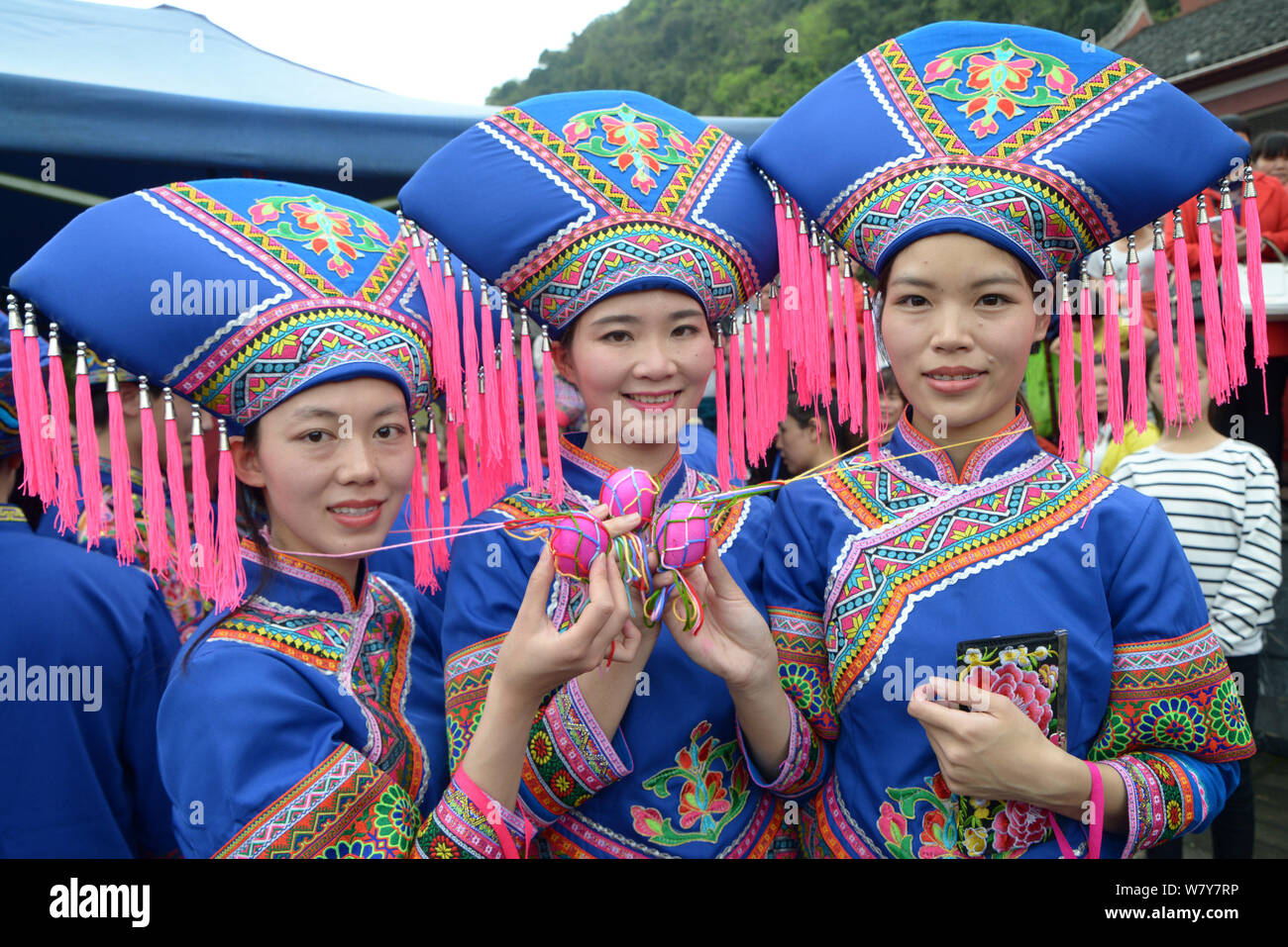 Chicas Chinas De Etnia Zhuang Vestidas En Trajes Tradicionales Y