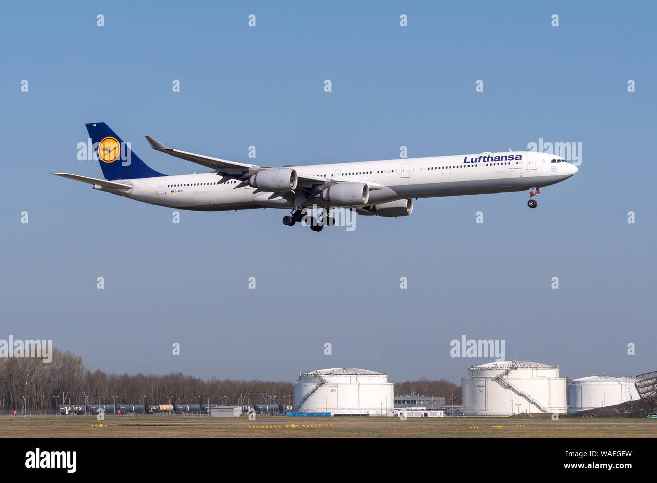 Lufthansa airbus a340 flight fotografías e imágenes de alta resolución