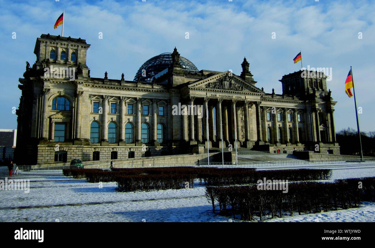 La Fachada Del Edificio Del Reichstag Con Banderas Alemanas Contra El