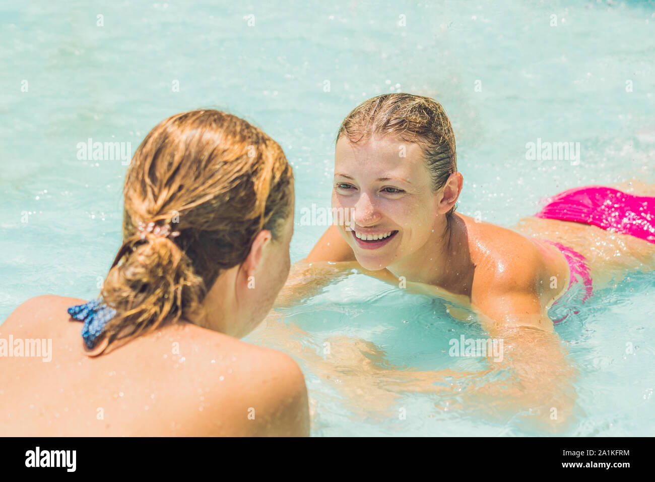 Joyeux Jeune Deux Femmes En Bikini Jouant Et Ayant Un Bon Moment L