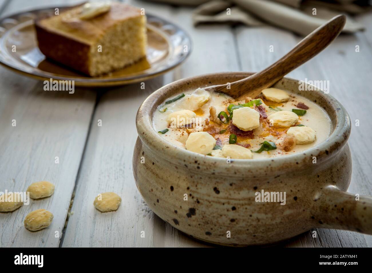 Un bol de soupe crémeuse maison à la pomme de terre et au bacon