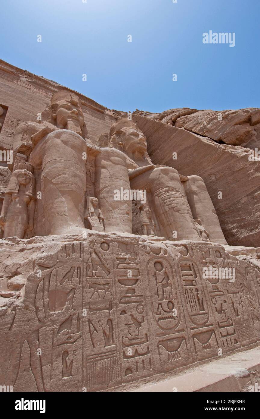 Extérieur de l ancien temple égyptien de Ramses II à Abu Simbel avec