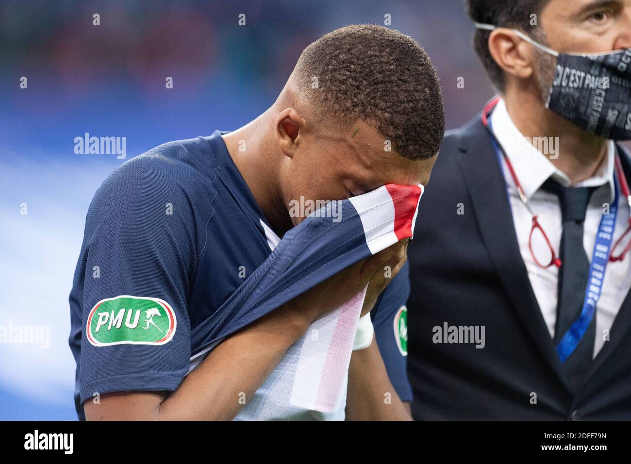 Kylian Mbappe de Paris St Germain quitte le terrain après avoir subi