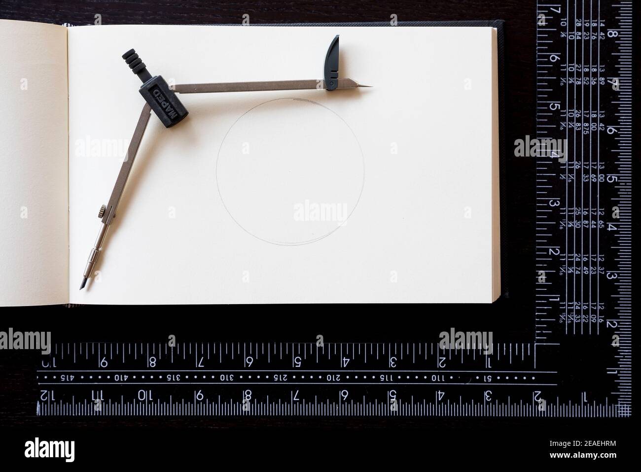 Dessin De La Boussole Sur Le Carr De Carpenter De Bloc Notes Pour