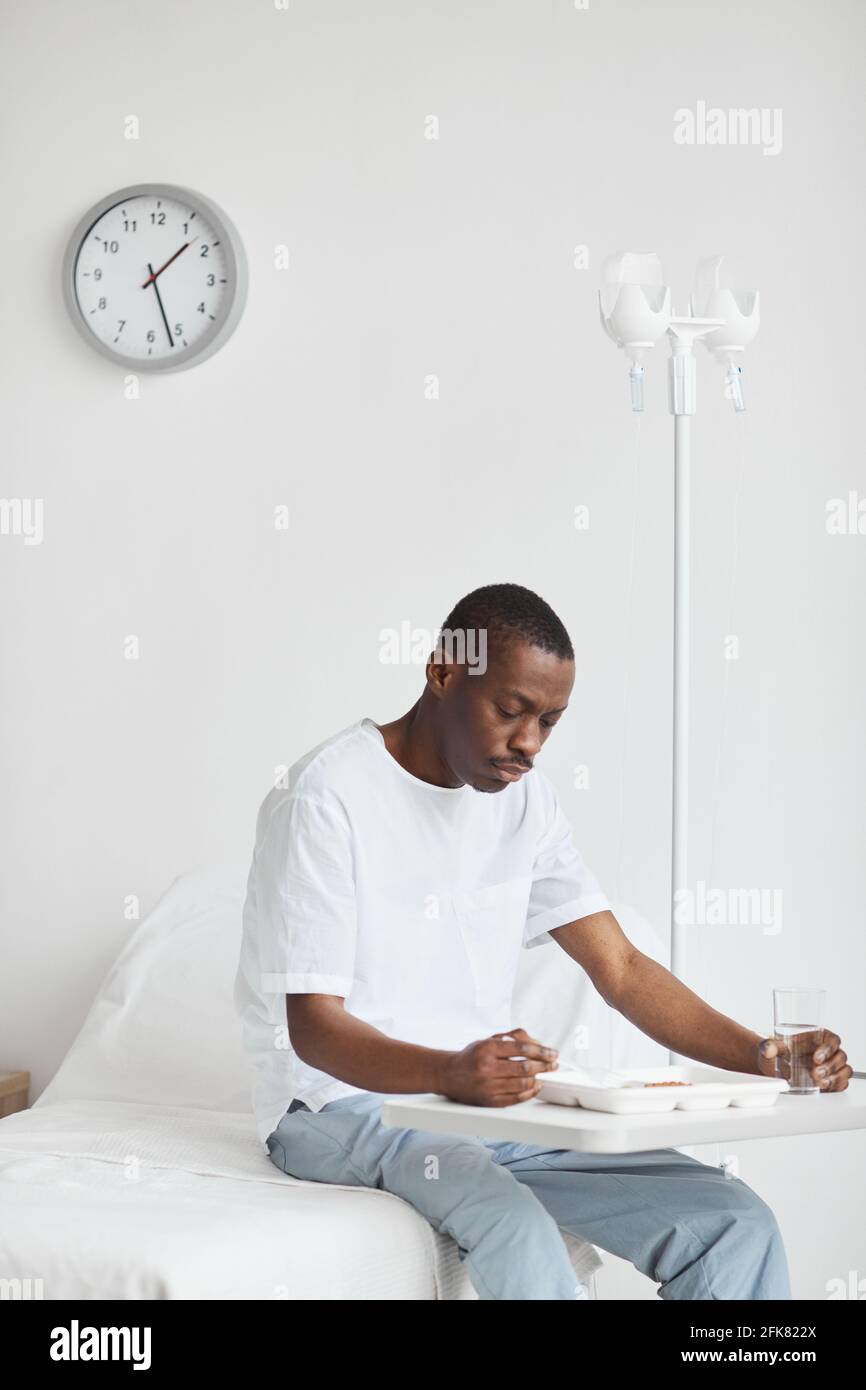 Portrait vertical d un homme afro américain qui mange un déjeuner à l