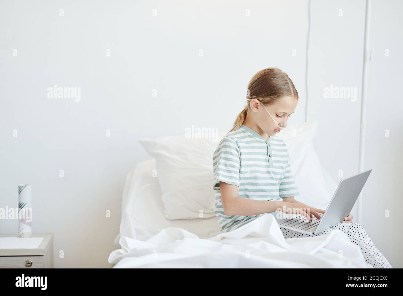 Portrait Minimal D Une Petite Fille Assise Sur Le Lit D H Pital Et