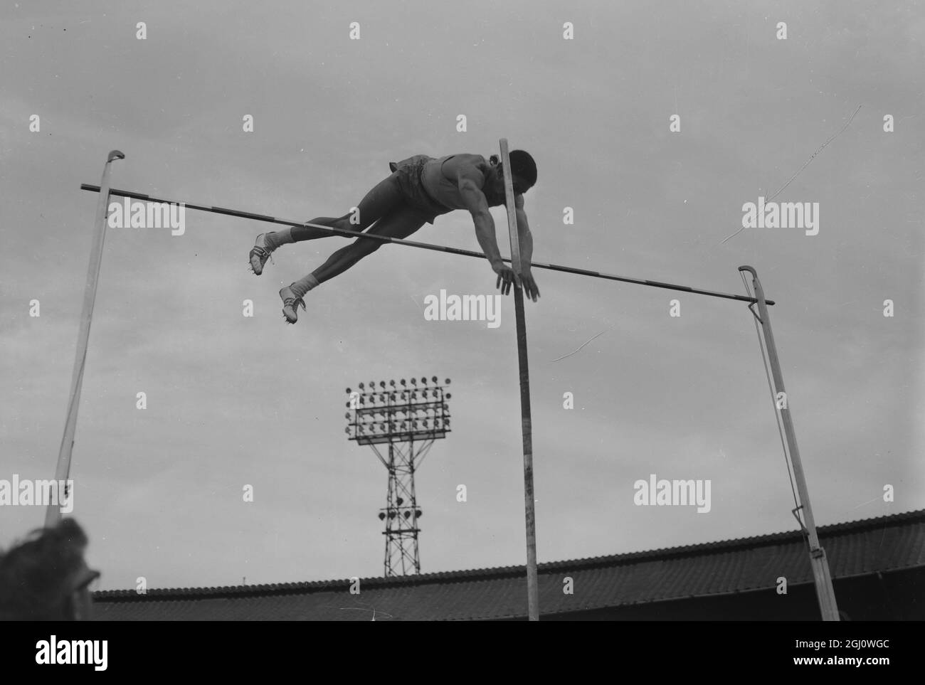 SILLON VICTOR POLE VAULTER - ATHLÉTISME GRANDE-BRETAGNE V FRANÇAIS À LA VILLE BLANCHE 1ER AOÛT 1960 Photo Stock - Alamy