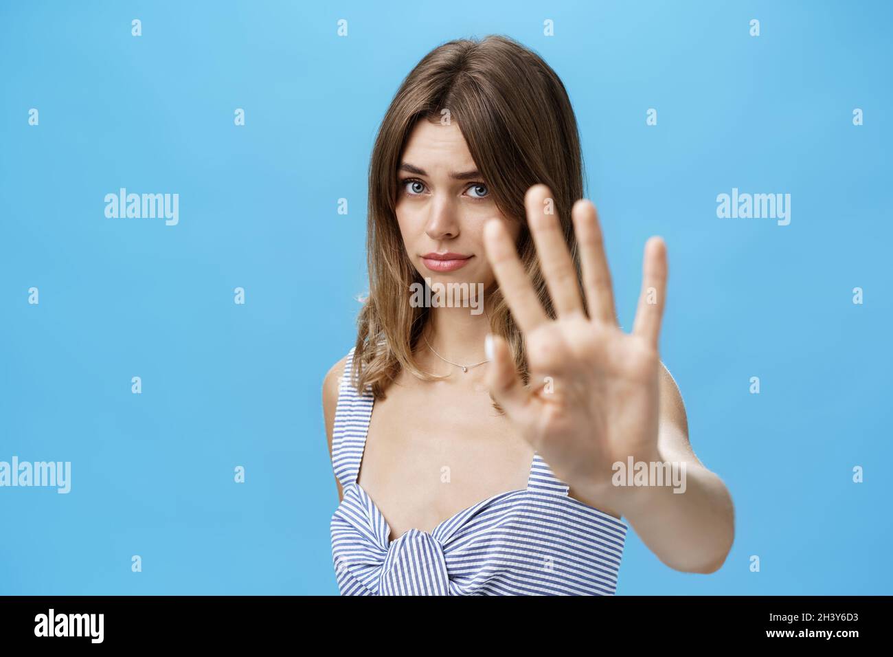 Tirant La Main Vers Le Corps Banque De Photographies Et Dimages