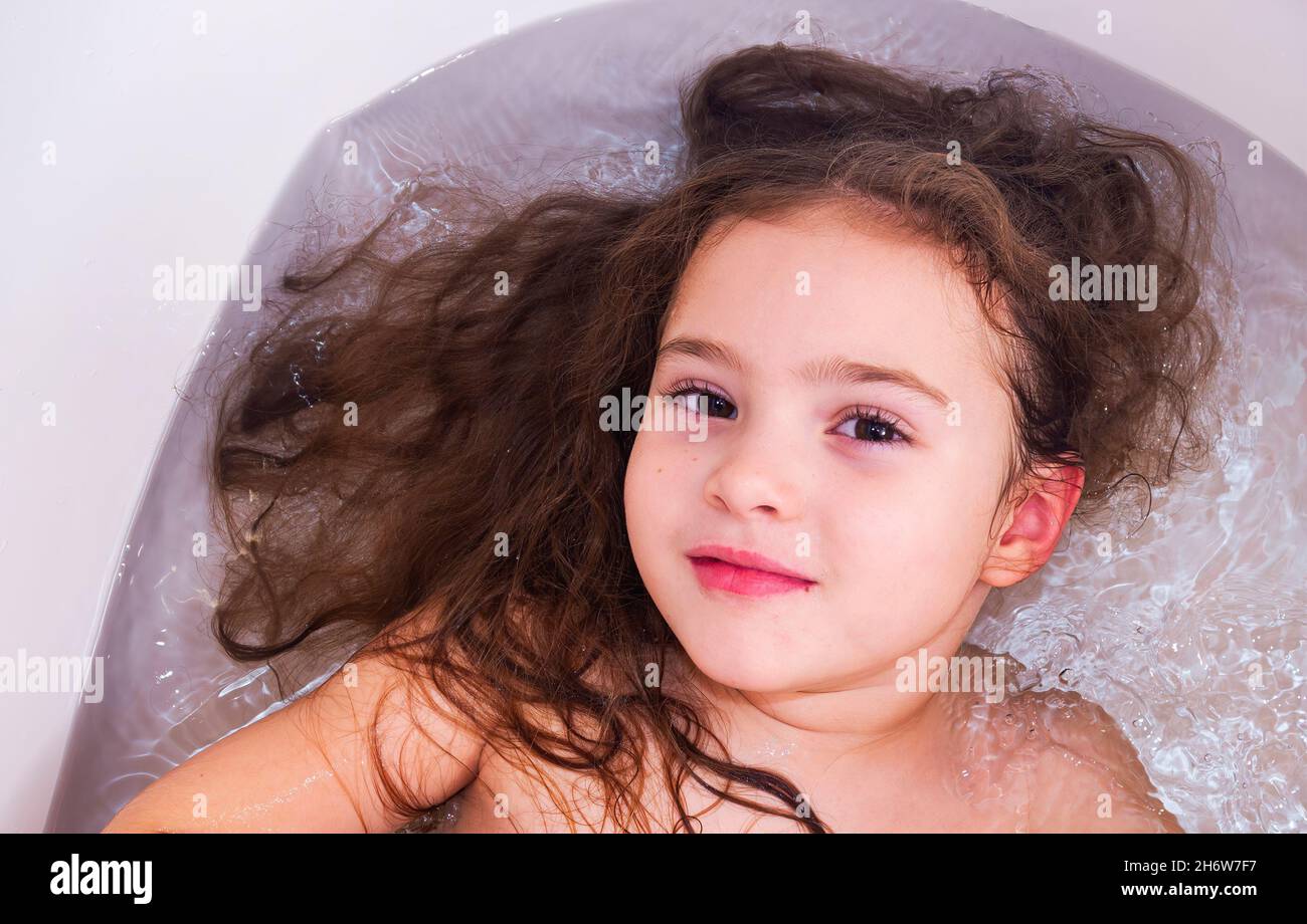 Petite Fille Dans Le Bain Une Petite Fille Baigne Dans Une Baignoire