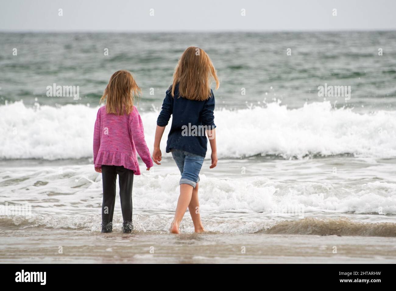 Filles Marchant Sur La Plage Banque D Image Et Photos Alamy