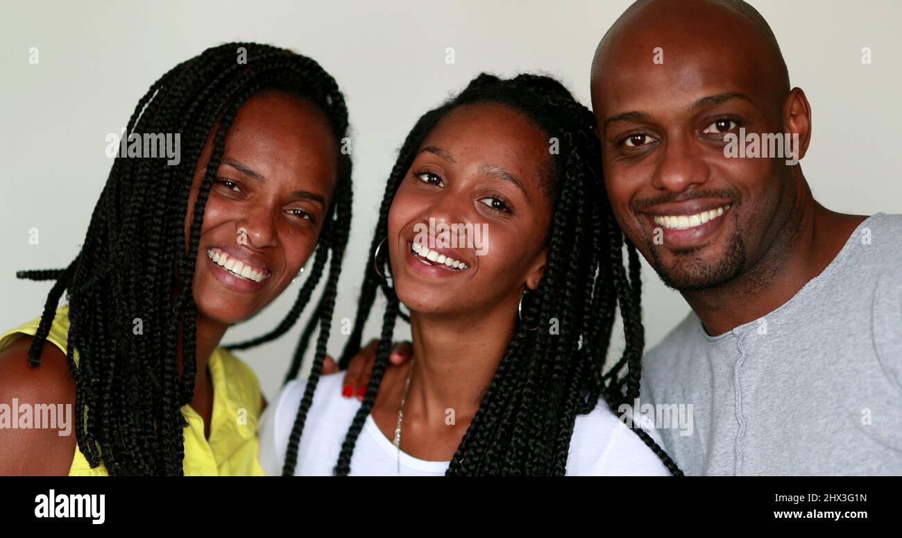 Belle famille noire africaine souriant à l appareil photo Père de race