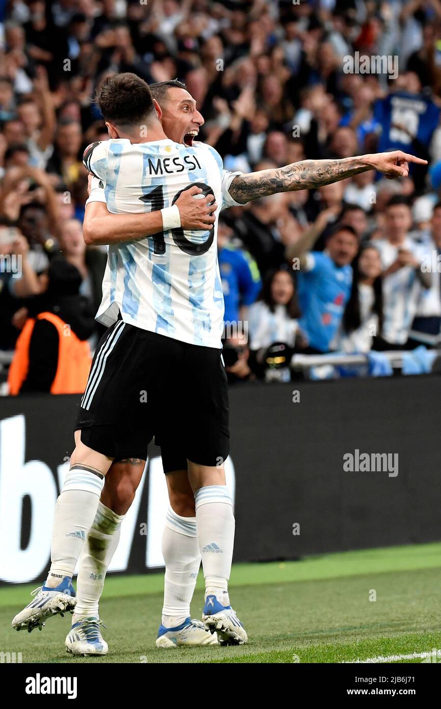 Angel Di Maria D Argentine C L Bre Avec Lionel Messi Apr S Avoir