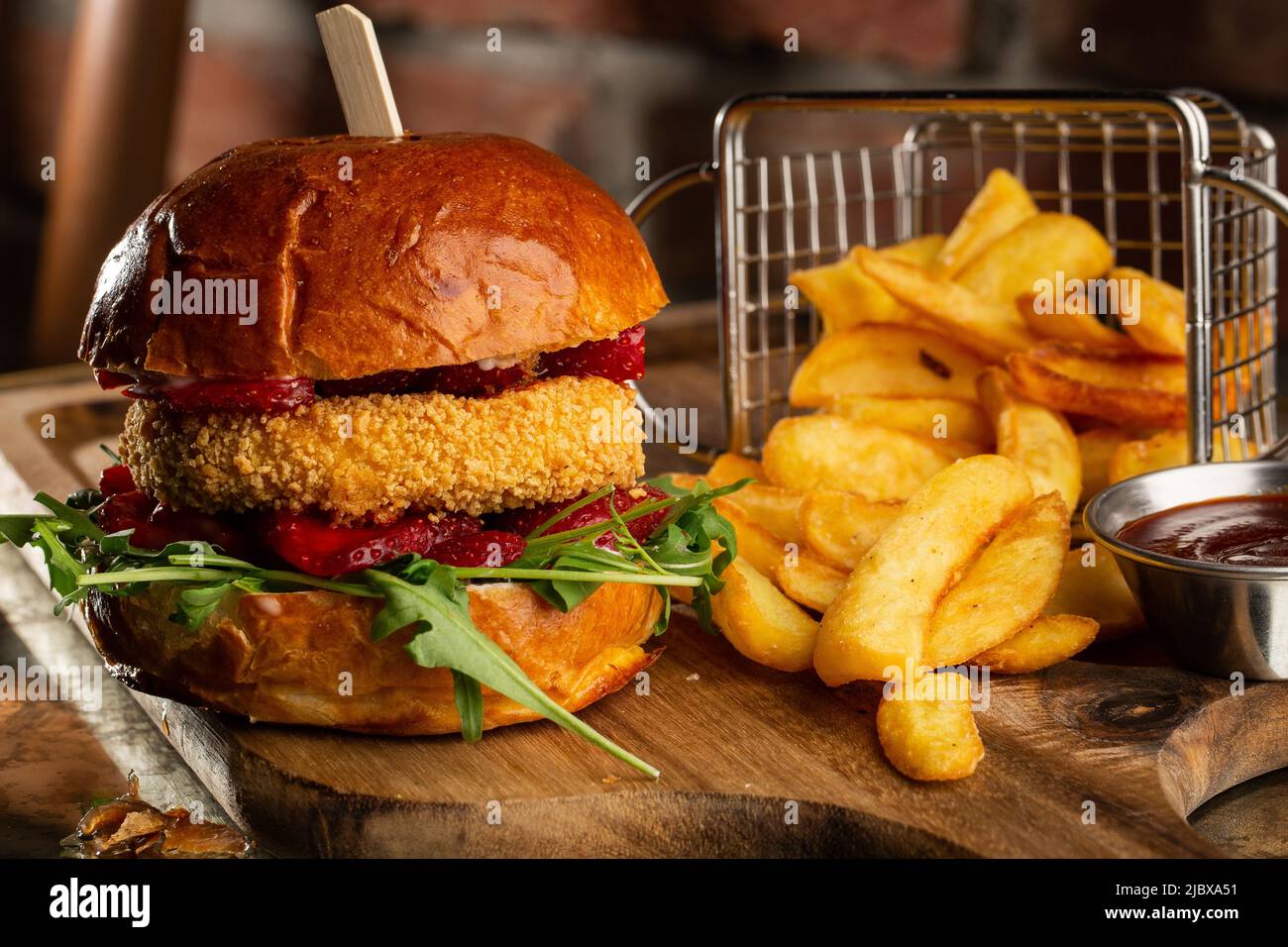 Gros Cheeseburger Avec Frites Hamburger Avec Patty De B Uf Oignon