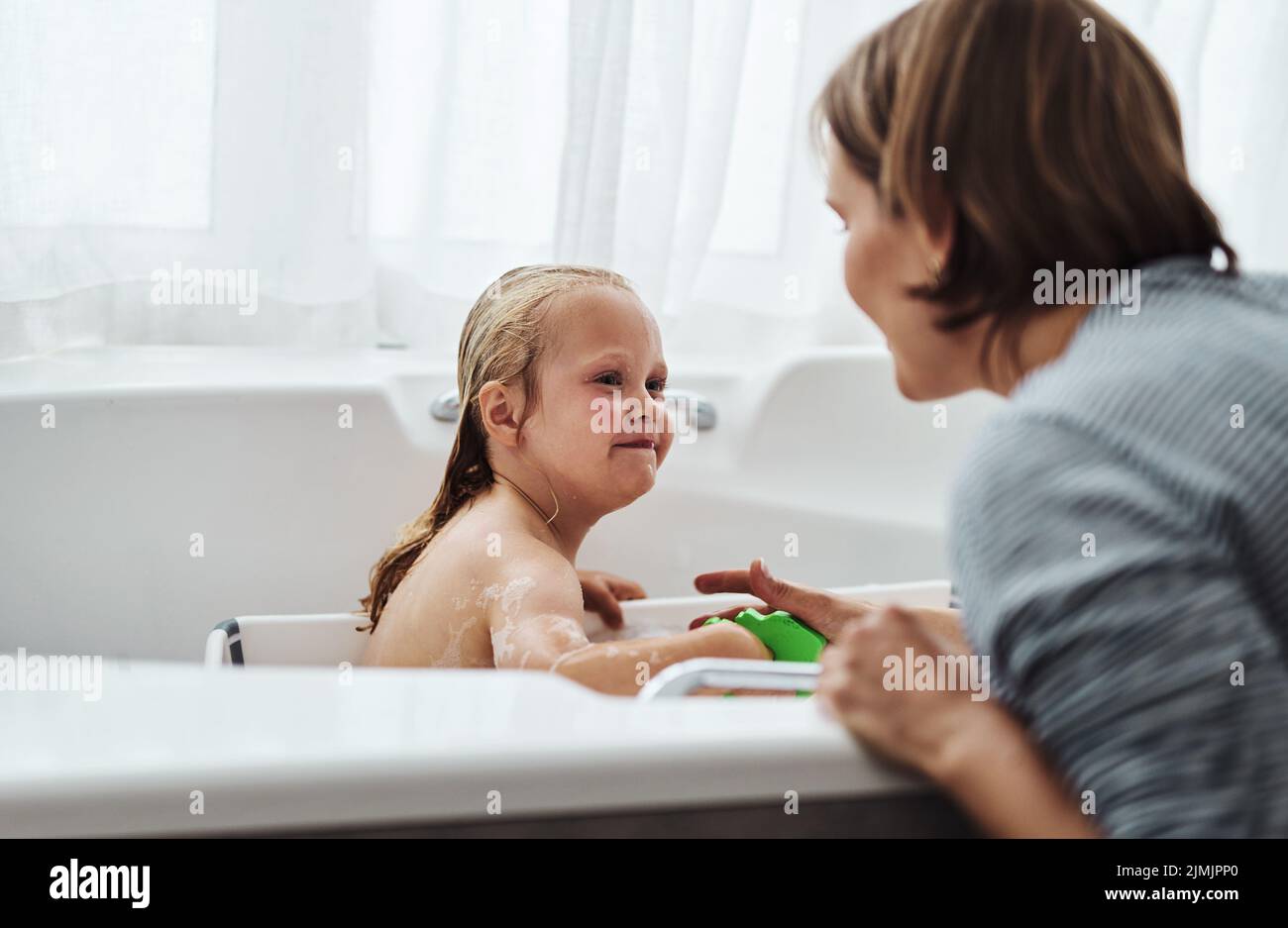 L eau est elle bonne Une adorable petite fille qui se joint à sa mère