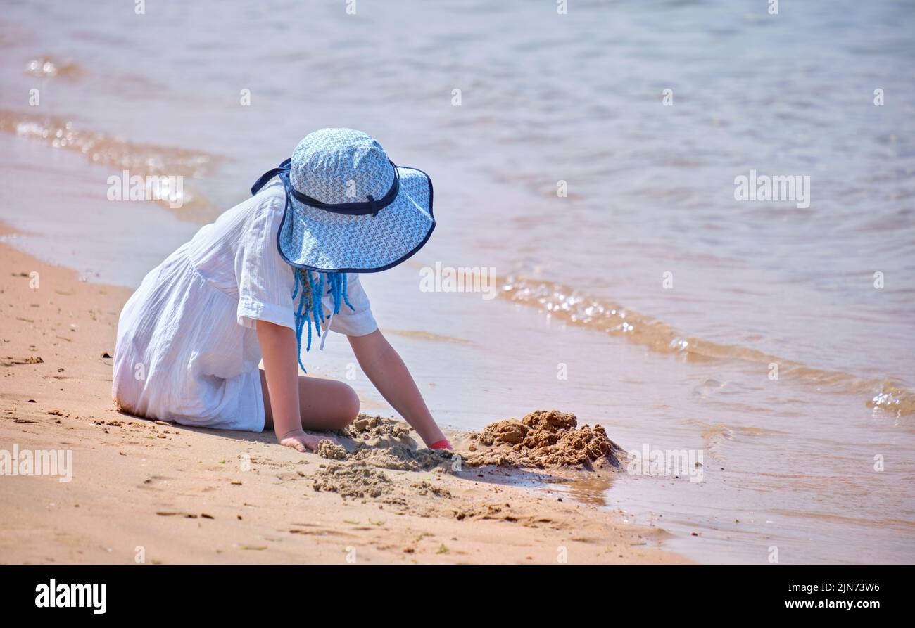 Petite Fille En Bikini Sur La Plage Banque De Photographies Et Dimages