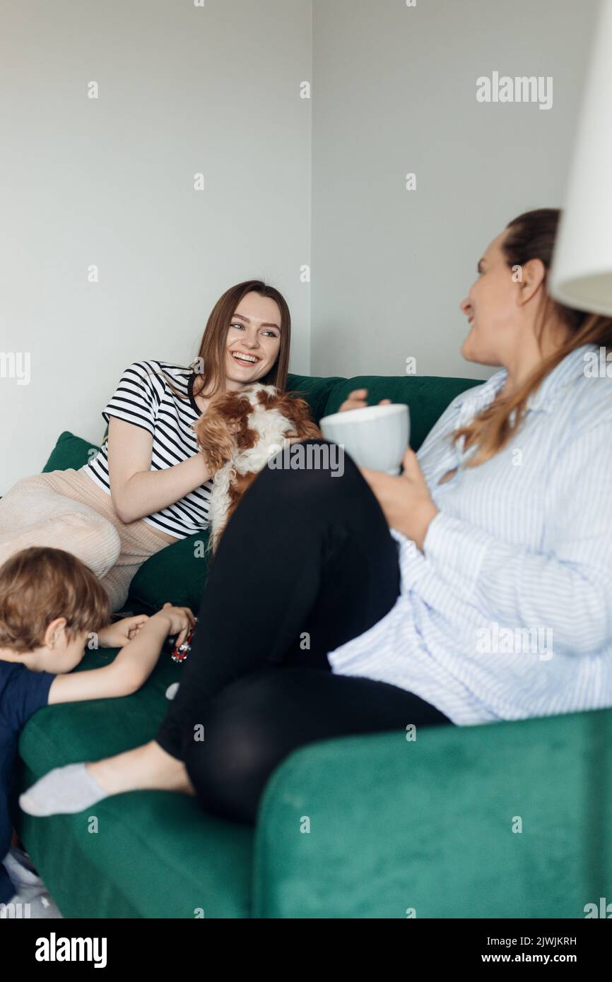 Vertical Rire Jeune Femme Assis Sur Le Canap Parler Un Ami Et Jouer