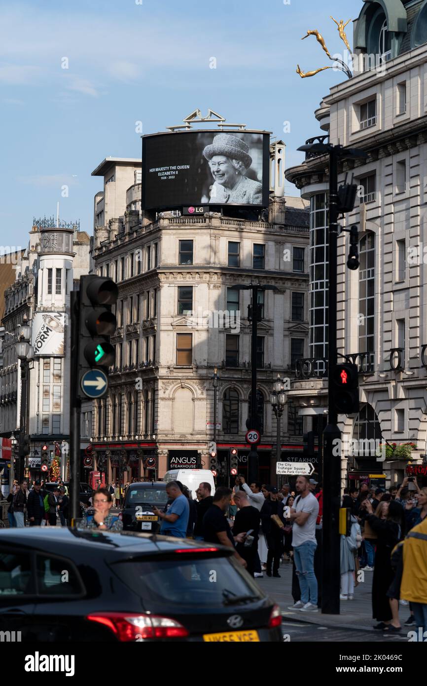 Un Hommage La Reine Elizabeth A T Expos Sur Les Panneaux D