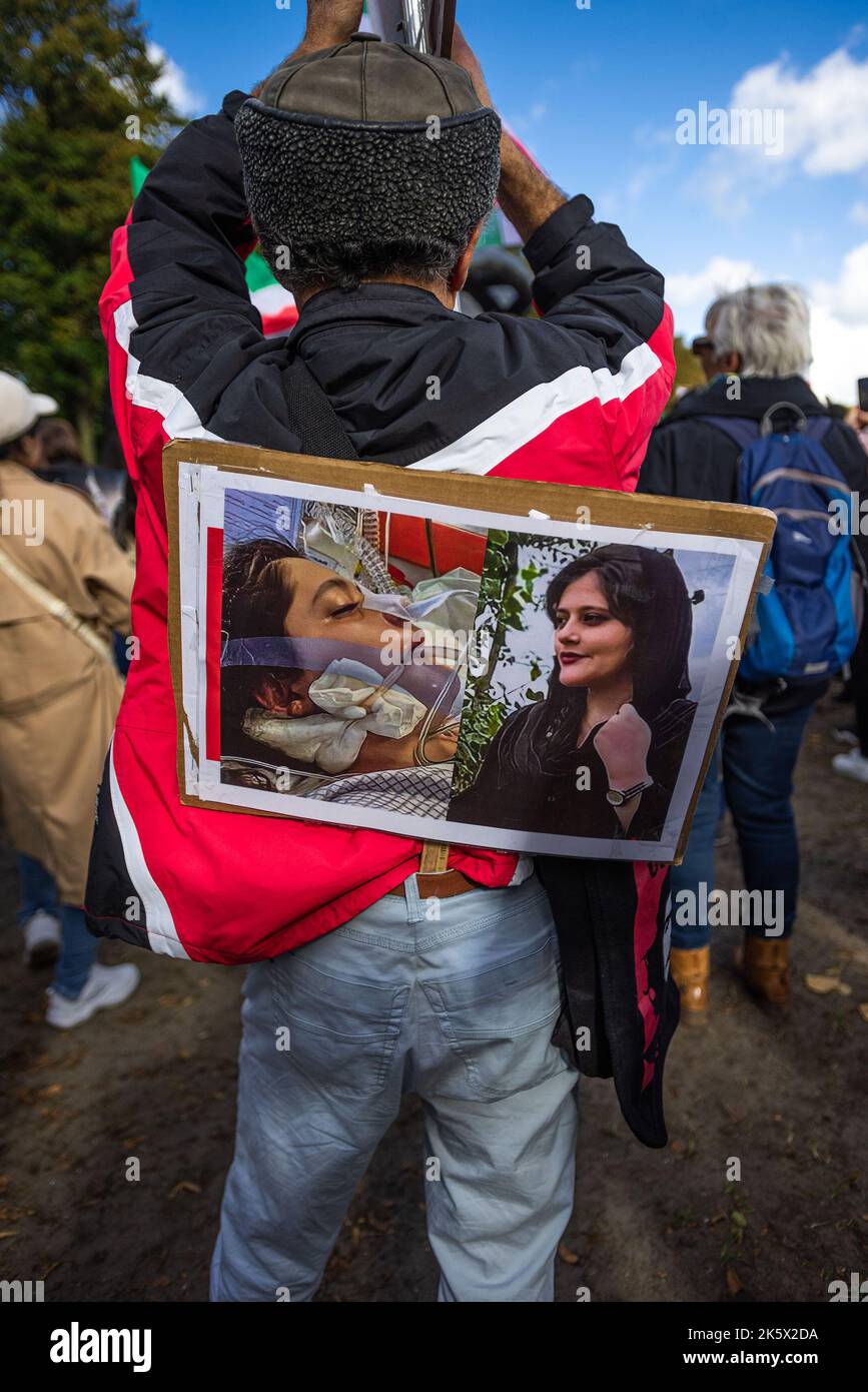 Un Manifestant Porte Une Affiche Sur Le Dos De Mahsa Amin Lors De La