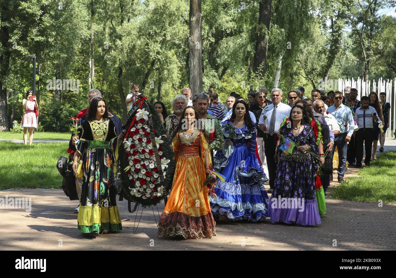 Les Roms vêques de vêtements traditionnels assistent à une cérémonie de