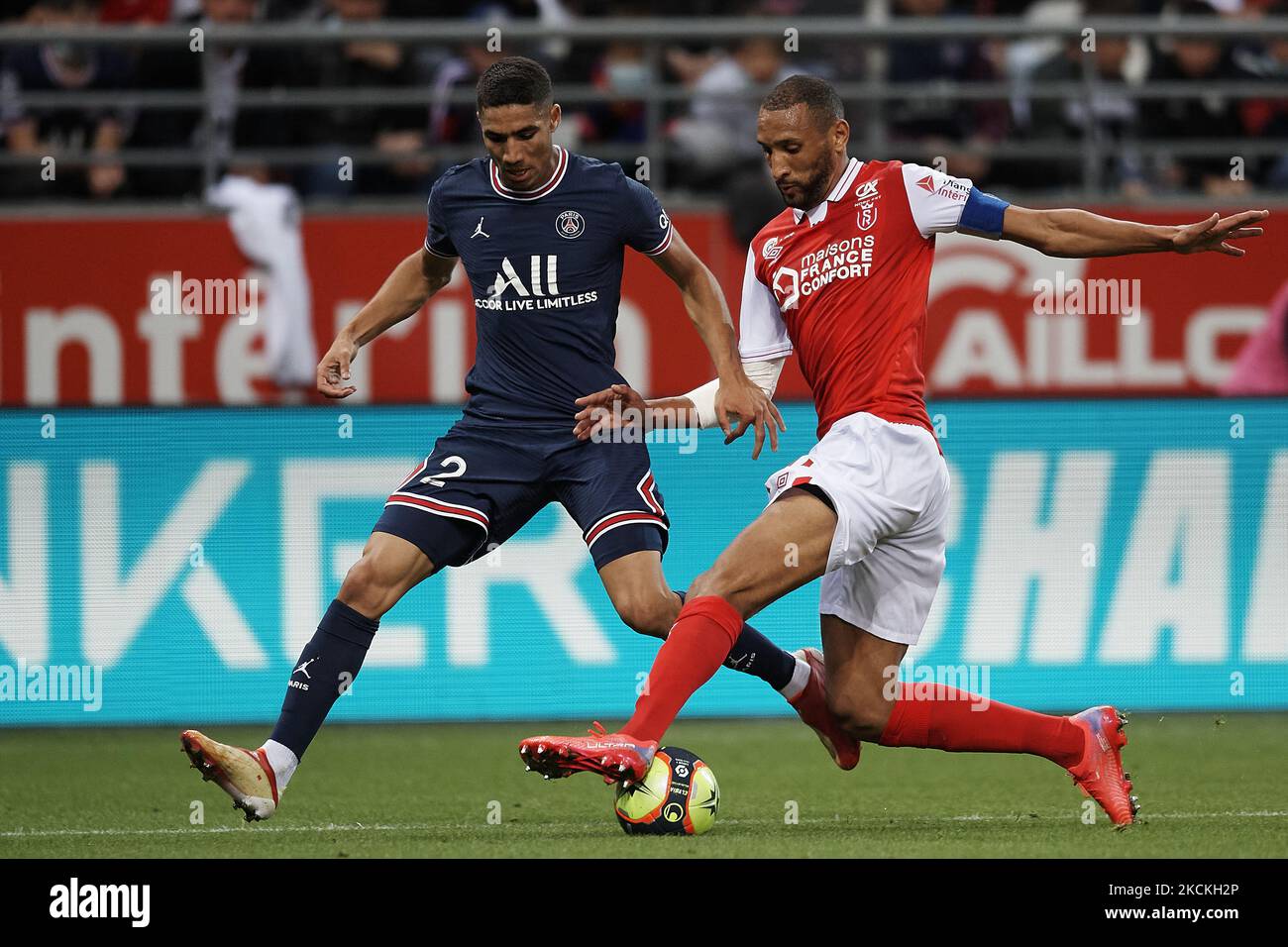 Achraf Hakimi Du Psg Et Yunis Abdelhamid De Reims Se Disputent Le