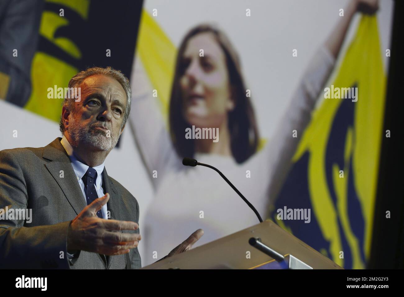 Gerolf Annemans prononce un discours lors d un congrès du parti d