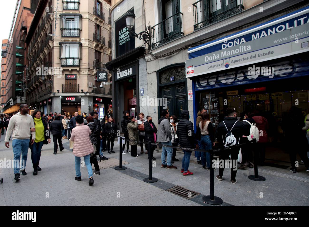 Madrid Espagne 21 12 2022 faire la queue pour acheter à Doña