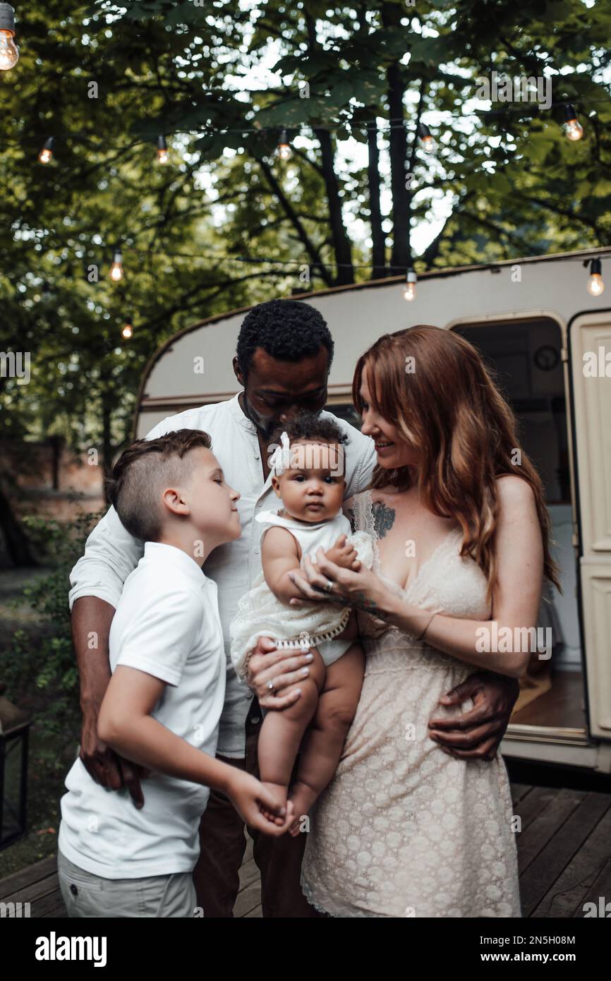 Une Famille De Race Mixte Avec Son Fils Blanc Et Sa Fille Naissante