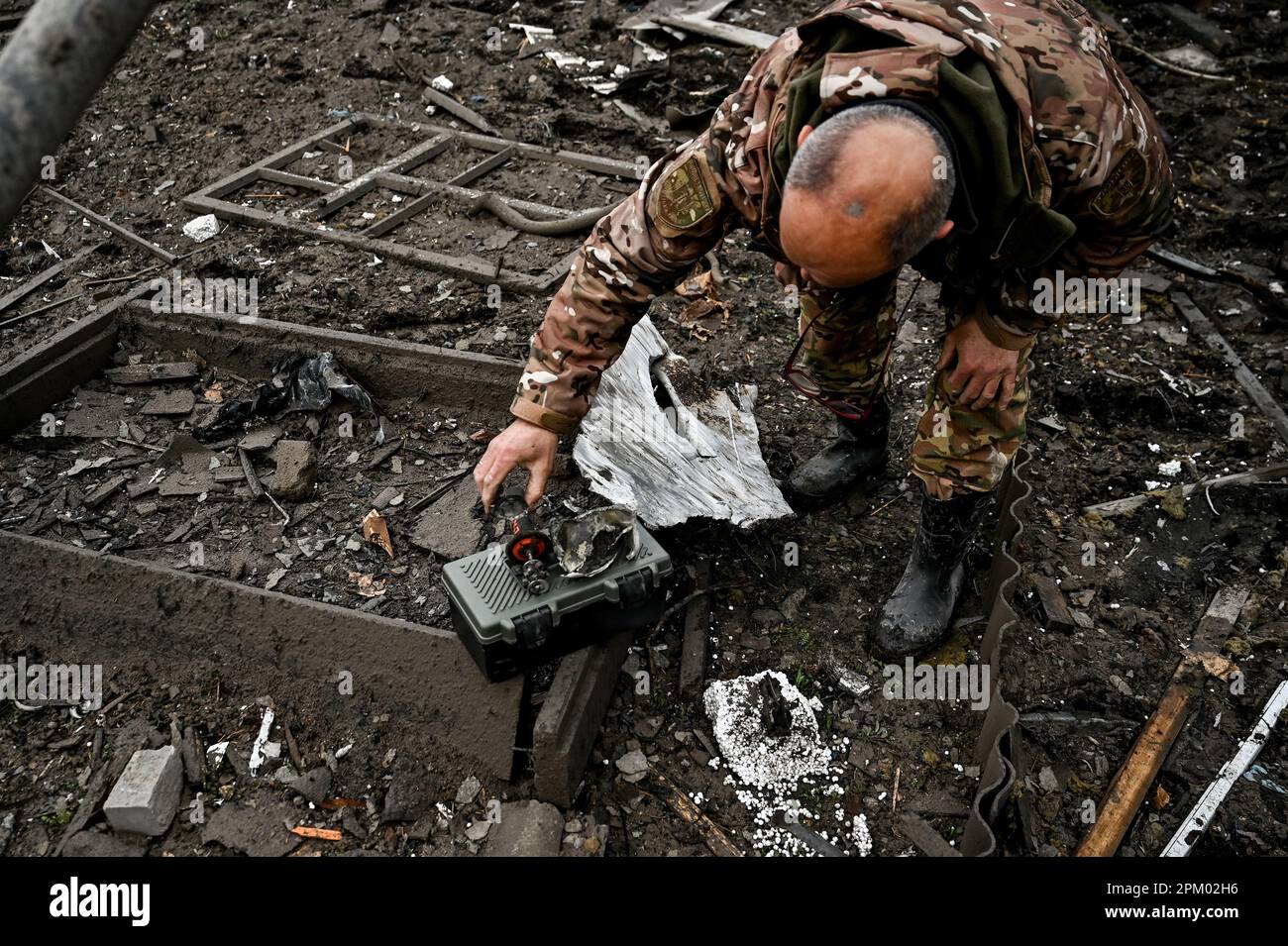 Zaporizhhia Ukraine Avril Un Militaire Ramasse Les Pi Ces