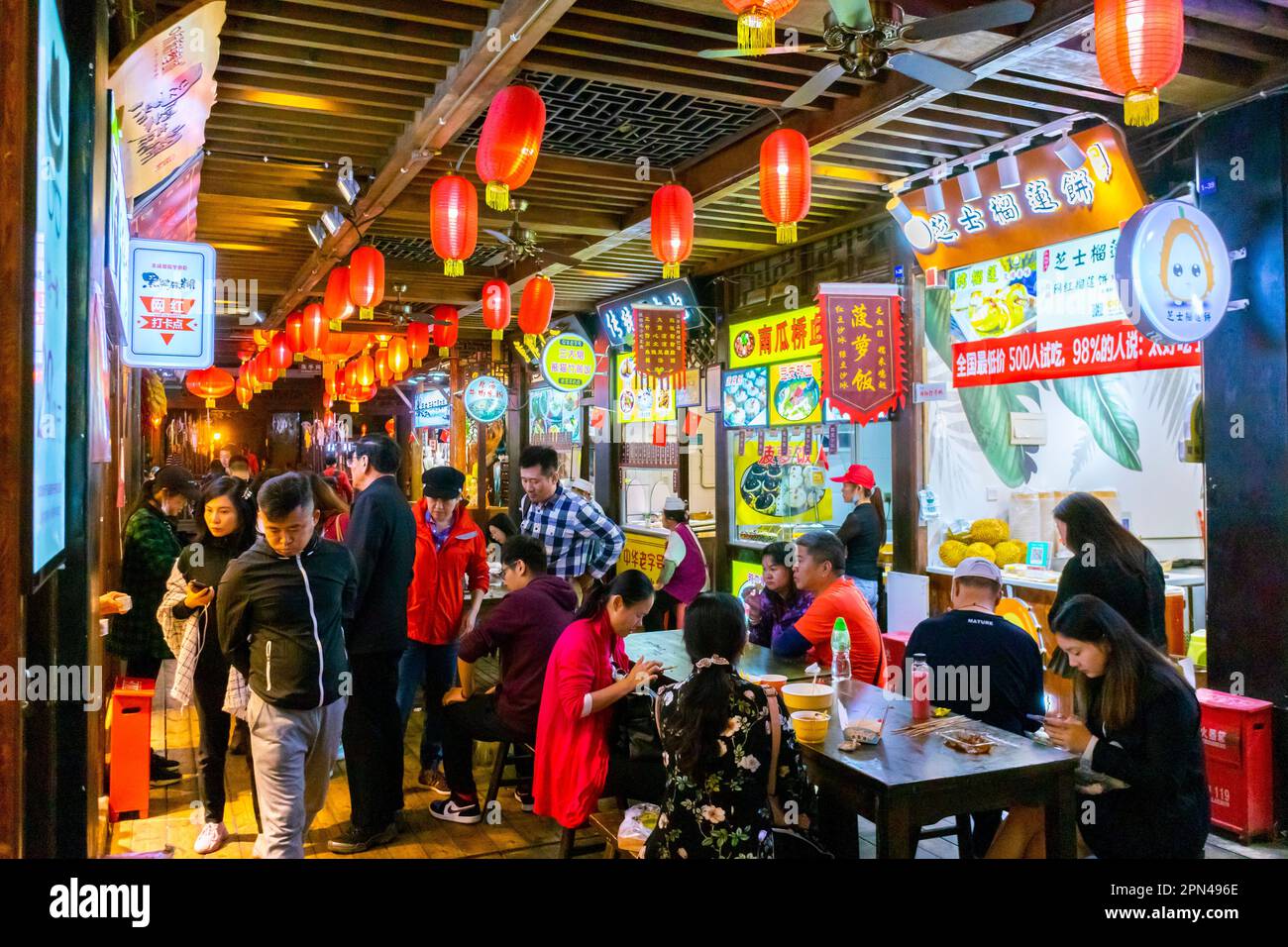 Touristes Chinois Visitant Le Centre Historique De La Vieille Ville