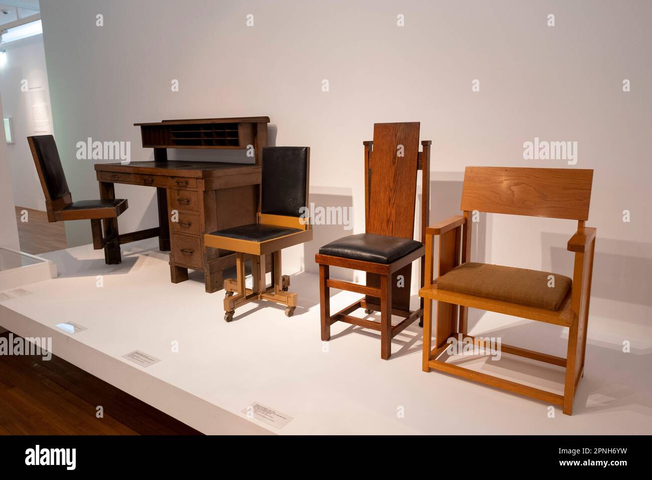 Mobilier De L Architecte Frank Lloyd Wright Lors D Une Exposition D