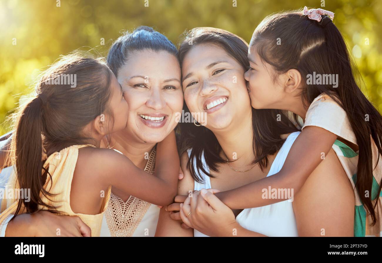 Famille Femmes Et Baiser Par Les Enfants Au Parc Avec La M Re Grand