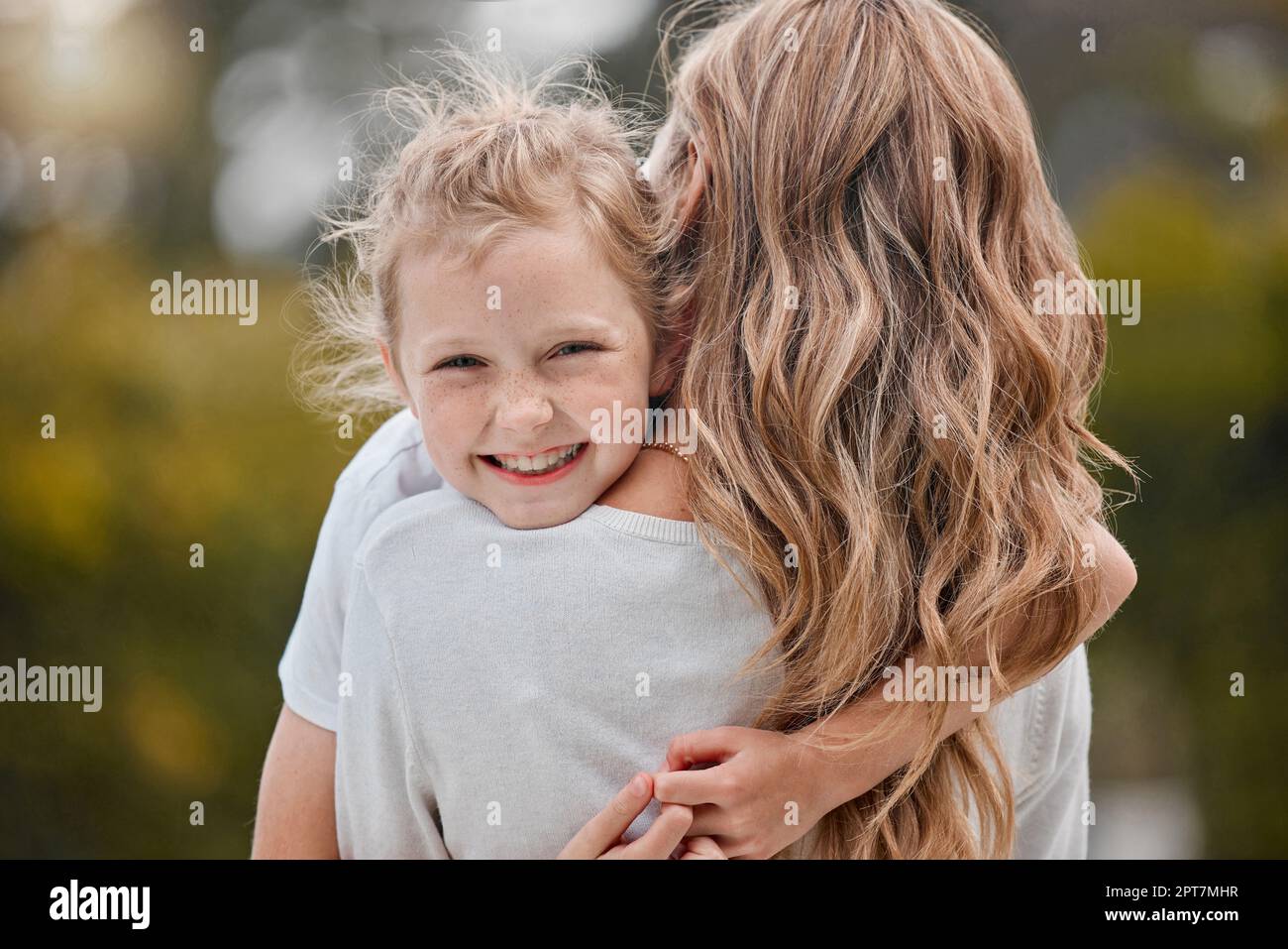 Portrait d une adorable petite fille couchée sur l épaule de sa mère