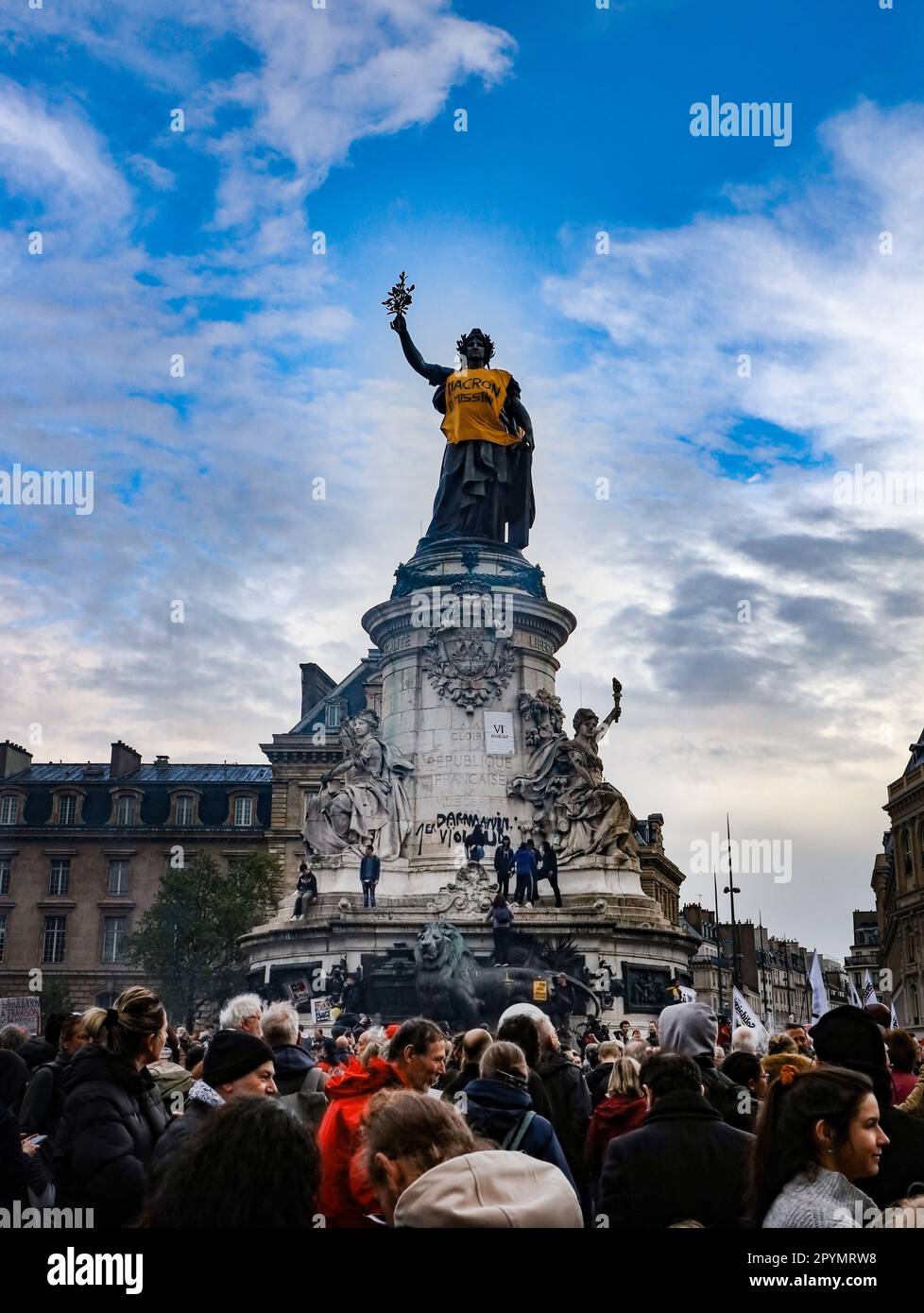 Les Manifestants Accrochent Une Plaque Avec Un Slogan Contre Le