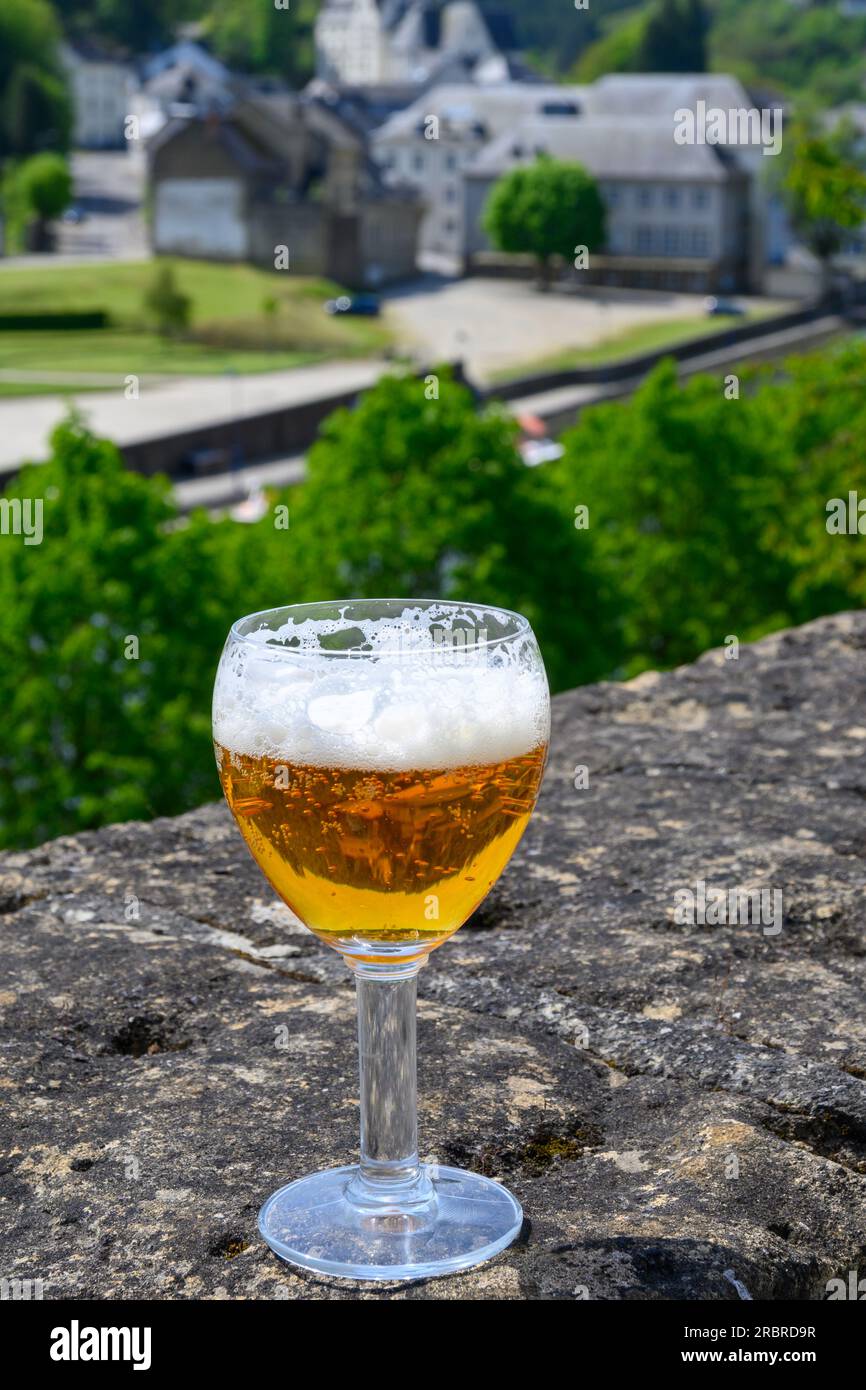 Verre De Bi Re Blonde Forte D Abbaye Belge Sur Le Vieux Mur Du Ch Teau