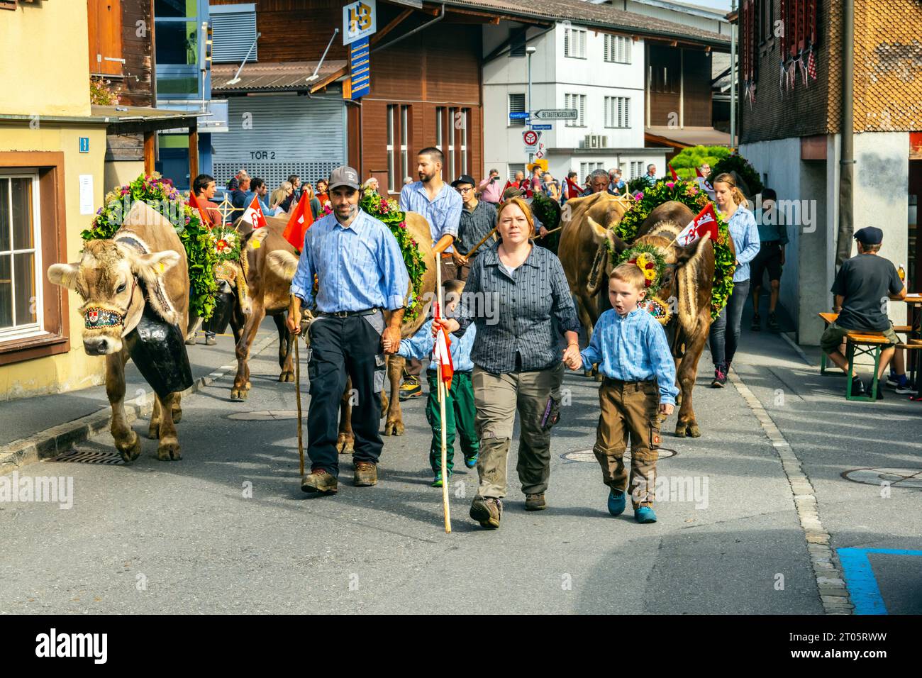 Les villageois vêtus de costumes traditionnels participent fièrement à