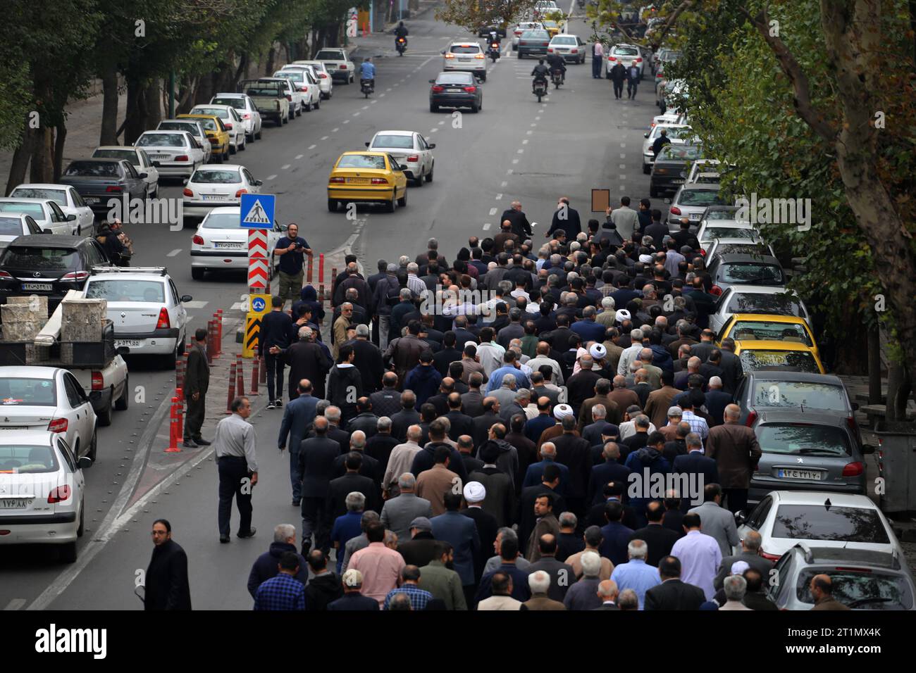 Téhéran Iran 13 octobre 2023 Des iraniens en deuil assistent à une